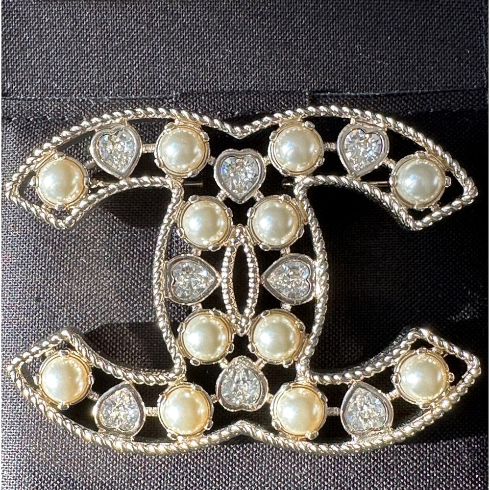 2022S CHANEL LARGE RUNWAY GOLD CC LOGO PEARLS CRYSTALS BROOCH PIN NEW - Picture 13 of 16